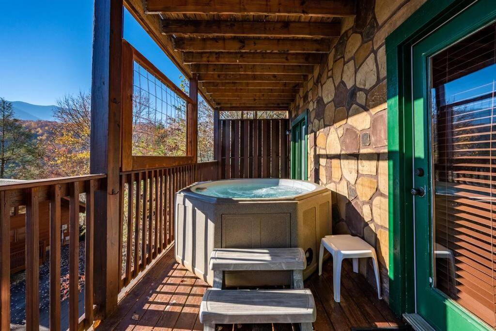 Spacious Smokies Cabin - Hot Tub With Mountain Views Gatlinburg Exterior foto