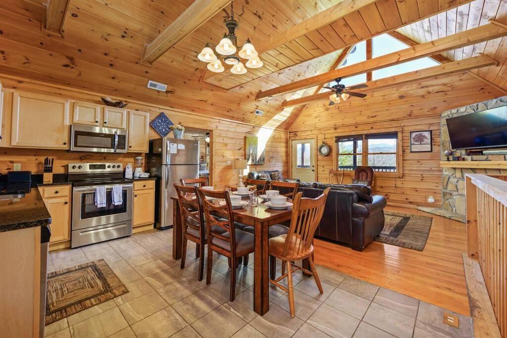 Spacious Smokies Cabin - Hot Tub With Mountain Views Gatlinburg Exterior foto