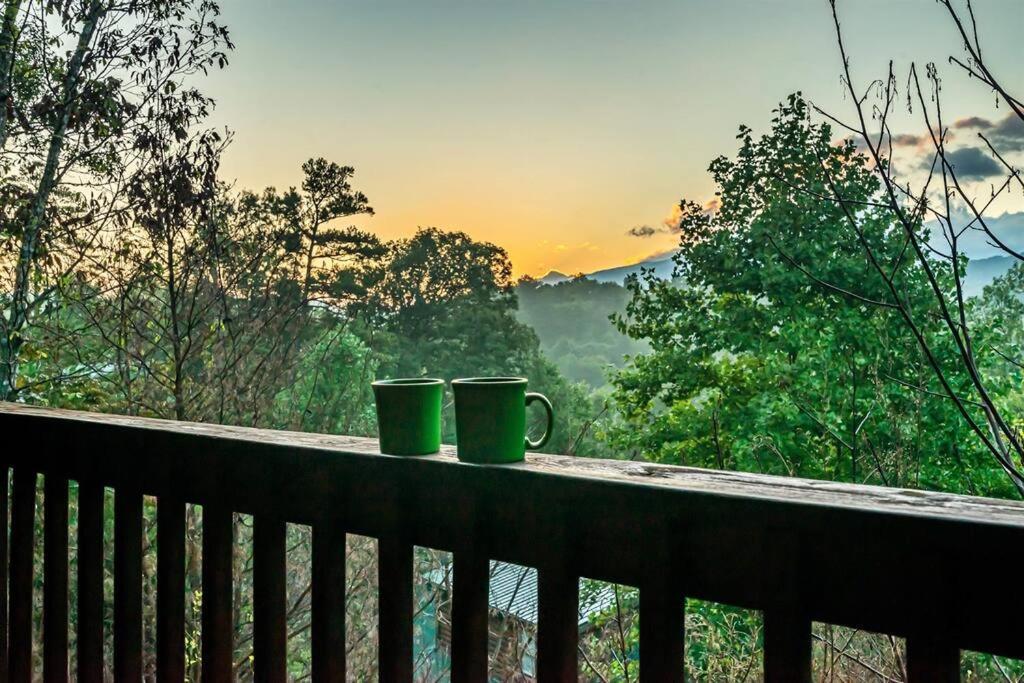 Spacious Smokies Cabin - Hot Tub With Mountain Views Gatlinburg Exterior foto